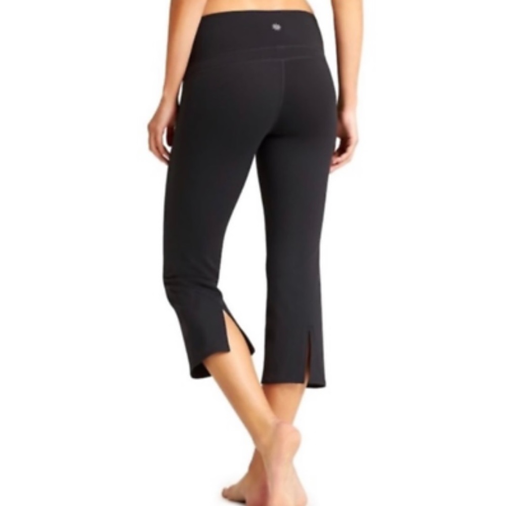 Athleta Power Up Capri Yoga Leggings Black M